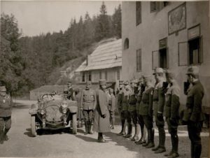 Император и король Карл приветствует офицеров во время поездки на Юго-Западный фронт (4.06.1917). Позади Карла стоит командующий фронтом эрцгерцог Евгений