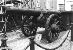 Турецкое 52-фунтовое орудие, сделанное в 1524 году, в Королевском арсенале Лондона. Ствол 12-гранный, несколько футов дульной части срезаны; казна плоская; лафет XIX века, декоративный. Такие орудия НЕ попали в 1532 году ни под Гюнс, ни под Вену