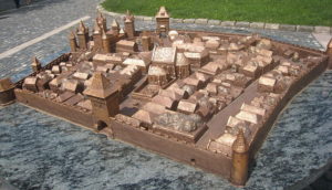 Замок и городские укрепления в современной реконструкции (объёмный макет). Масштаб по вертикали и городская застройка — условные