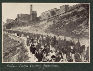 Австро-венгерские войска покидают Иерусалим, 1916 г. В первом ряду второй всадник слева — гауптман Трушковский