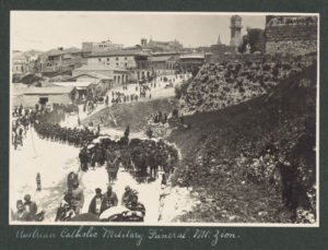 Похороны гауптмана Трушковского 13 апреля 1917 года. Процессия на пути к горе Сион