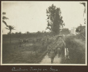 Австро-венгерская похоронная процессия в Газе. Фото, вероятно, была сделано 12 апреля 1917 г., сразу после эксгумации тела Трушковского. Машина «скорой помощи», которая едет сзади, скорее всего та, на которой затем было перевезено тело гауптмана в Иерусалим