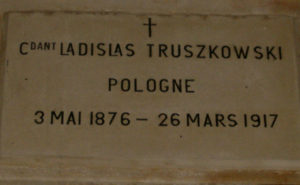 Табличка на могиле гауптмана Трушковского в Успенском монастыре