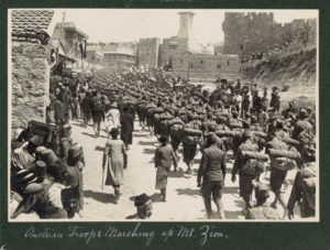 Австро-венгерские артиллеристы маршируют на гору Сион, 1916 г.