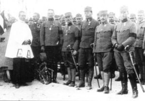 Военный капеллан Михал Тарек (Michal Tarek) и офицеры штаба горного гаубичного дивизиона после святой мессы в Иерусалиме