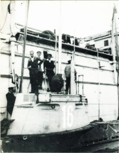 Субмарина "U16" під бортом плавбази "Гея". На ходовому містку стоять зліва-направо: командир Орест фон Цопа (ймовірно), другий офіцер Пауль Мейкснер, третій офіцер Арпад Сельке. 1915 р.