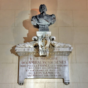 Мемориал в Тулоне, посвящённый контр-адмиралу Виктору-Баптистену Сенэ и остальным морякам, погибшим на крейсере «Леон Гамбетта»