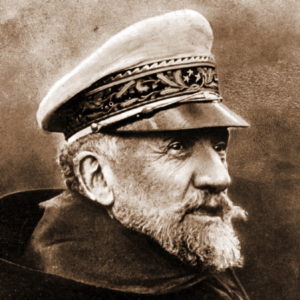 Адмирал Огюстен Буэ де Лапейрер (1852-1924), командующий французским флотом на Средиземном море, оказался в 1915 году в сложной ситуации — от него ждали решительных действий против флота Австро-Венгрии, однако навязать противнику генеральное сражение адмирал не мог