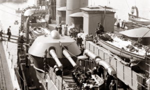 Одна из шести башен «Леона Гамбетта» с двумя 164-мм орудиями. Всего на корабле было 16 таких орудий, а главный калибр составляли четыре 196-мм орудия в двух башнях