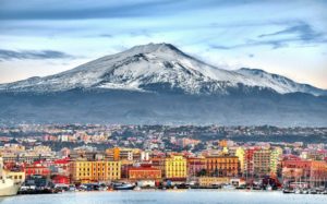 Місто Катанія на фоні вулкану Етна. Сучасне фото