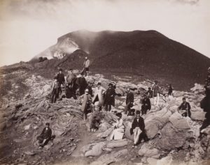 Мандрівники кінця ХІХ ст. на вершині Етни біля жерла діючого вулкану