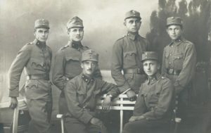 Однорічні добровольці з піхотної школи офіцерів резерву, грудень 1917 року. Судячи з форми галунів над обшлагами, школа була при «угорському» піхотному полку спільного війська