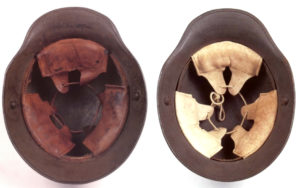 Вид на внутрішню частину шолома зразка 1916 роки (ліворуч) і зразка 1917 (праворуч)