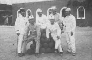 Офіцери 8-ї сотні в Ханья носять білі однострої експедиційних військ (офіцер ліворуч носить тропічний однострій ВМС)