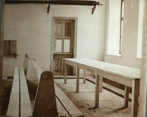 Кімната для роздягання в будівлі, переобладнаній у цех для знезараження (Бітола, 1916 рік)