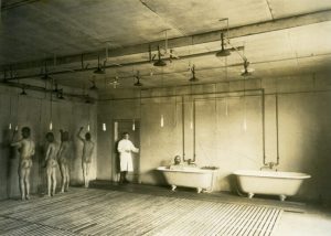Душова та ванна кімната у таборі барачного типу спільного війська в Гмюндені