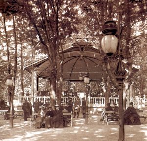 Баден біля Відня, музичний павільйон (існує досі), побудований у 1894 році в курортному парку на алеї Карла-Комзака, місце для виступів Комзака протягом літніх сезонів.