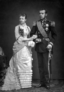 Офіційне портретне фото з нагоди заручин спадкоємного принца в Бельгії (1881)