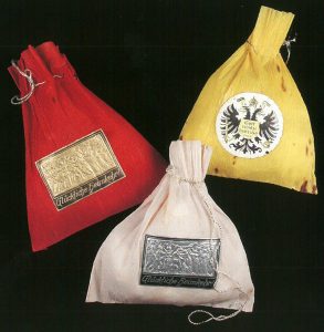 Мішечки для солодощів, які Управління військового опікування відправляло на фронт (Loidl T. Andenken aus Eiserner Zeit. — Vienna: Verlag Militaria, 2004. — S. 116.)