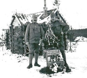 Різдво 1915 року на Північно-Східному фронті. Добре видно подарунки, складені під ялинкою (Loidl T. Andenken aus Eiserner Zeit. — Vienna: Verlag Militaria, 2004. — S. 126.)
