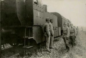 Іл. 10. Архикнязь Карл Габсбург інспектує команду бронепотяга №2 (північна околиця Галича, серпень 1916).