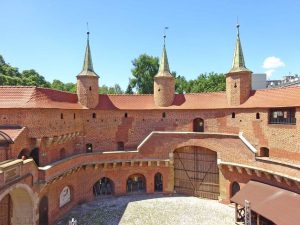 Внутрішній двір краківського барбакану, сучасне фото (pl.wikipedia.org)