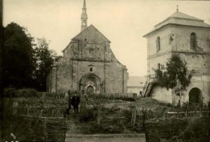 Іл. 11. Архикнязь Карл Габсбург (перший ліворуч) у вересні 1916 р. відвідує костел і монастир Св. Станіслава (сучасне село Шевченкове).