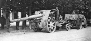 «15-см важка польова гармата зразка 1915 року» у повному зборі на причепі біля «Сотки». Взагалі-то гармату для транспортування розбирали на дві частини і тягачем вже мав служити 80-сильний «Голіаф». Вітторіо, Італійський фронт, 1918 рік (Österreichisches Staatsarchiv)