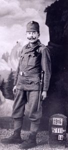 Сапер в маршевому однострої з покращеним тесаком зразка 1915 року